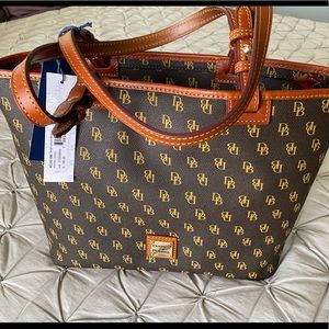 Dooney & Bourke small leisure shopper
